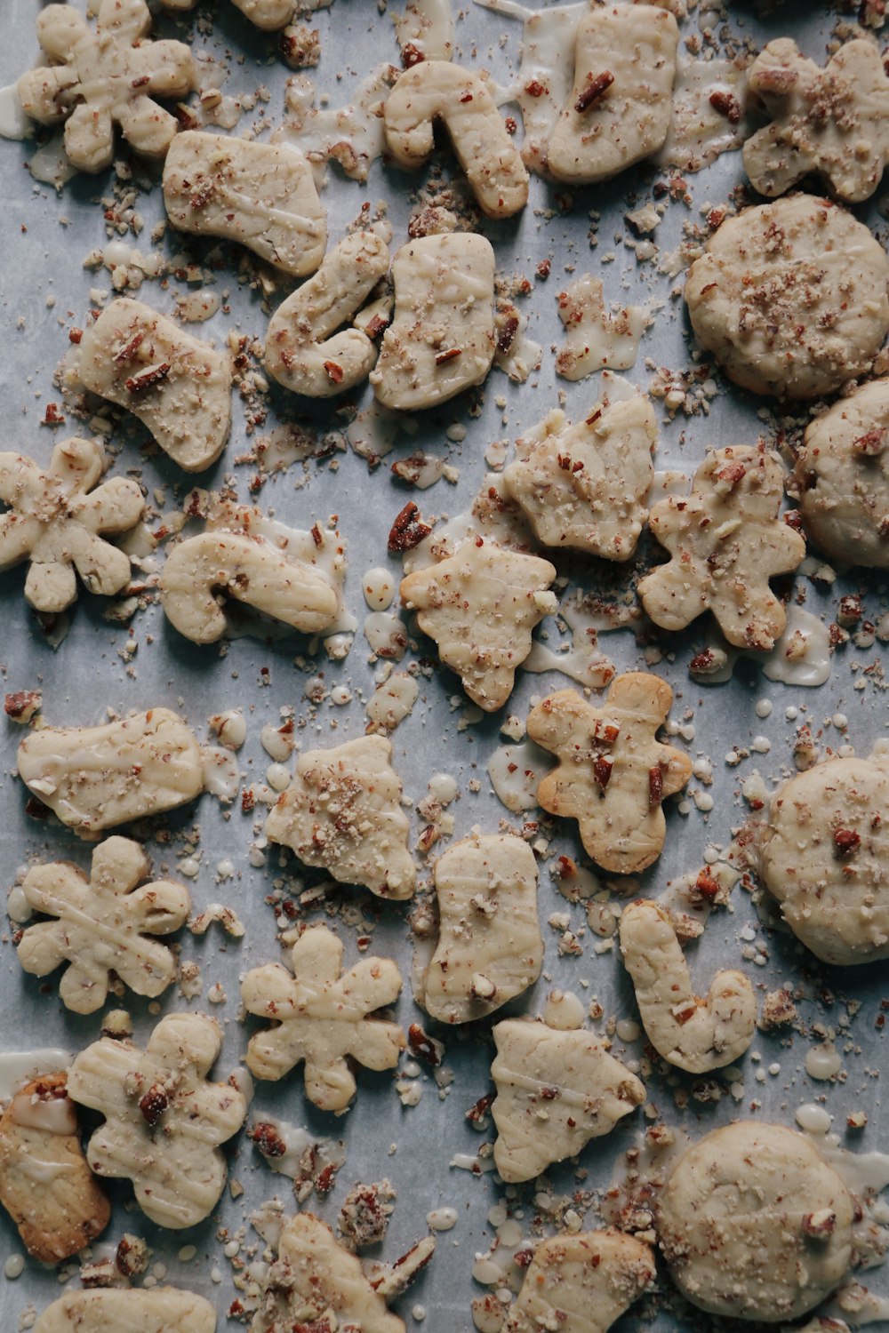 a baking sheet with a bunch of cookies on it