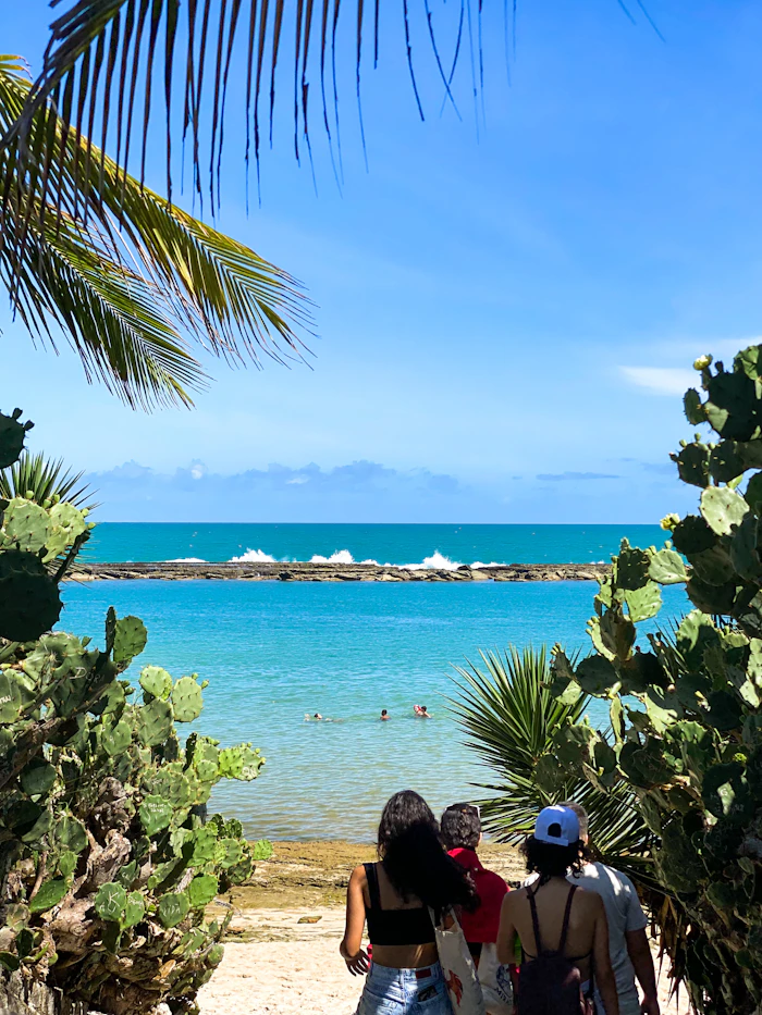 Guia local caminhando na praia de Maceió