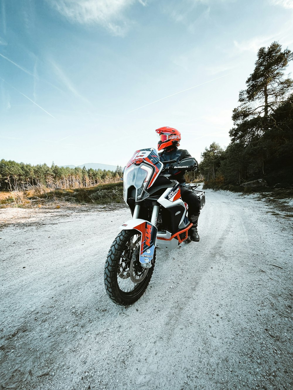 una persona que conduce una motocicleta en un camino de tierra