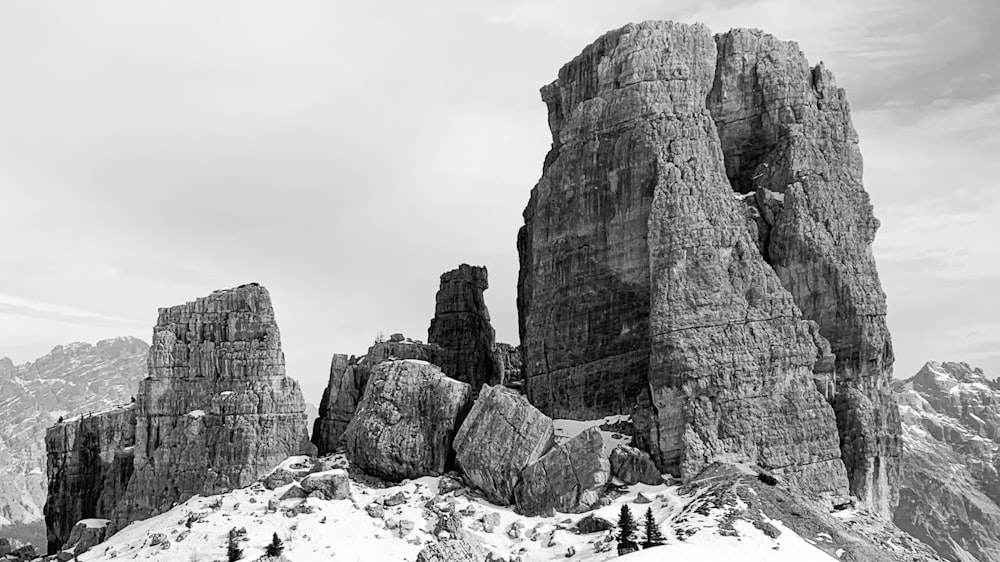 Une photo en noir et blanc d’une chaîne de montagnes