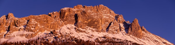 A snow covered mountain with a blue sky in the background — Cortina d’Ampezzo, Italy