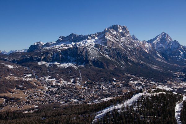A view of a mountain range with snow on it — Cortina d’Ampezzo, Italy
