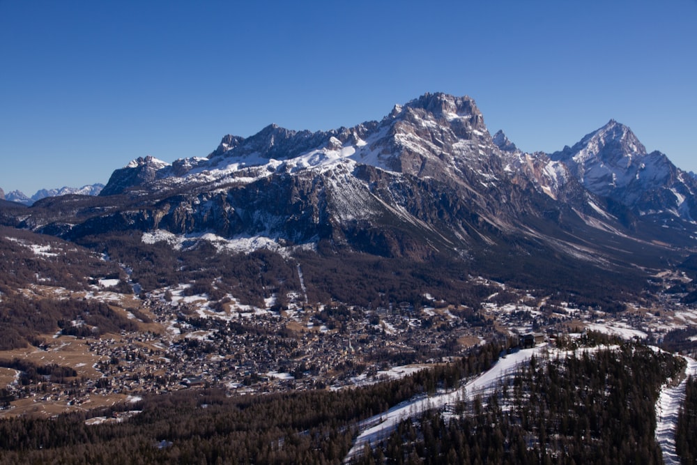 una vista de una cadena montañosa con nieve