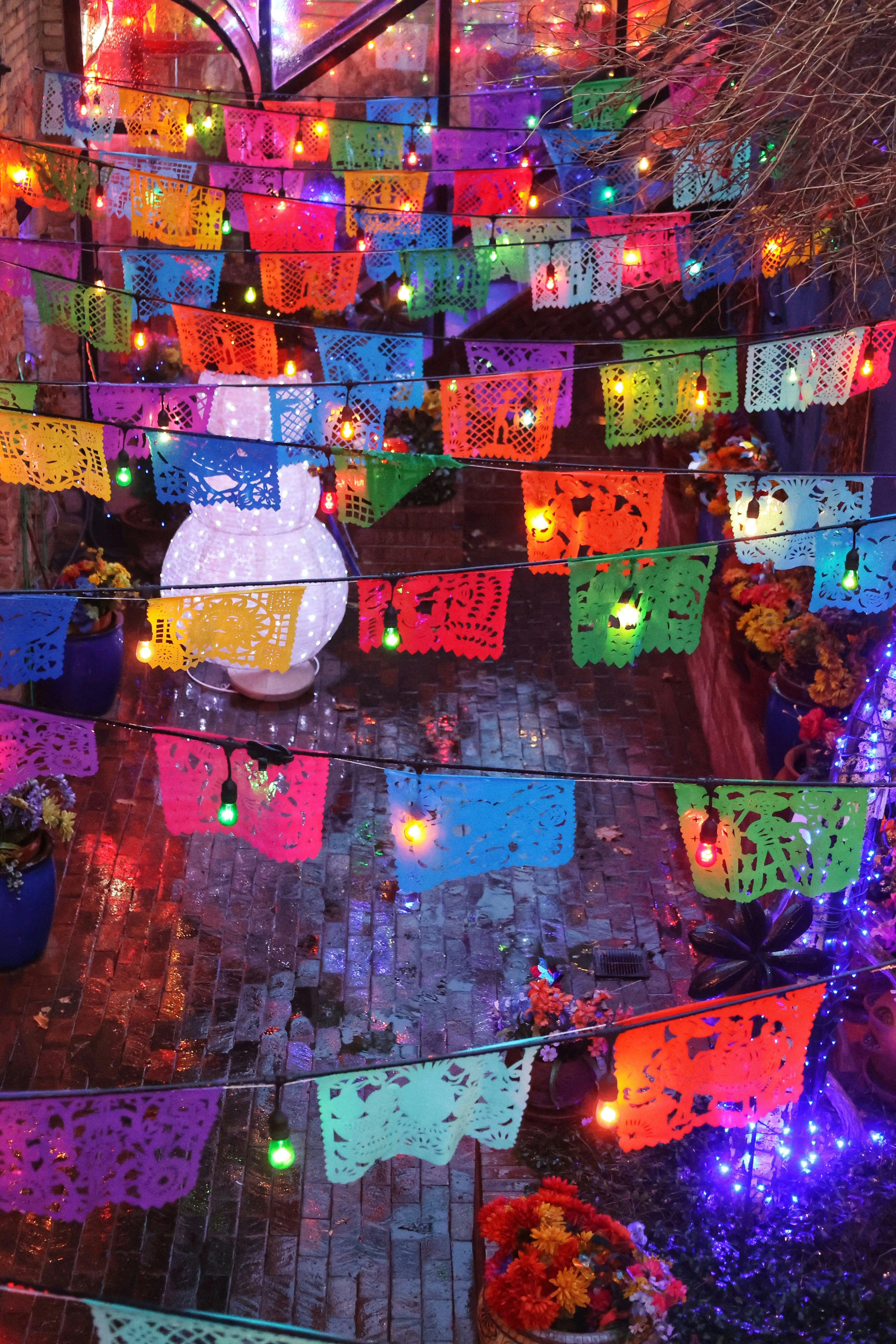 Ein Raum voller bunter Lichter