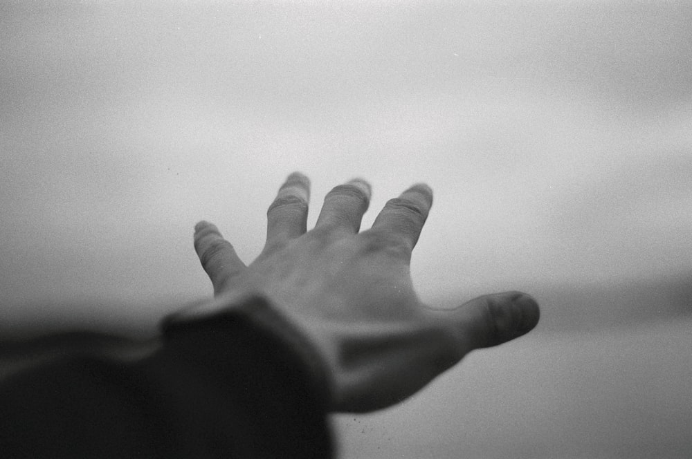 사람의 손의 흑백 사진
