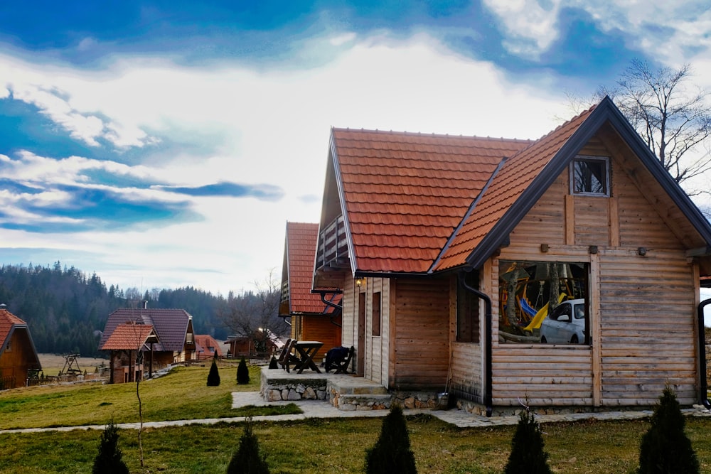 una piccola casa di legno con un tetto rosso