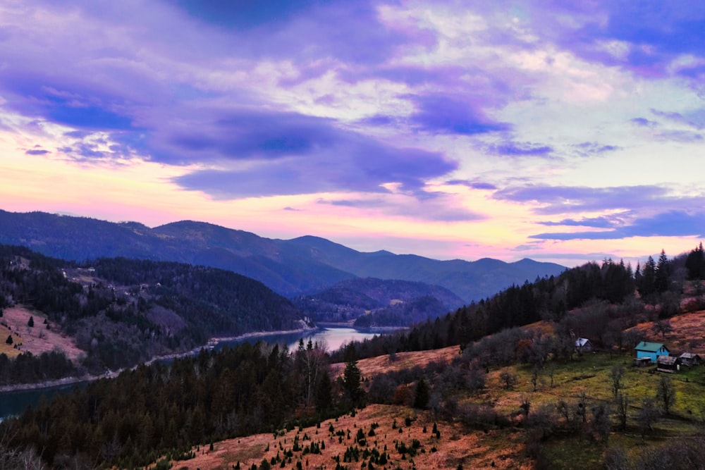 una vista panoramica di un lago e delle montagne