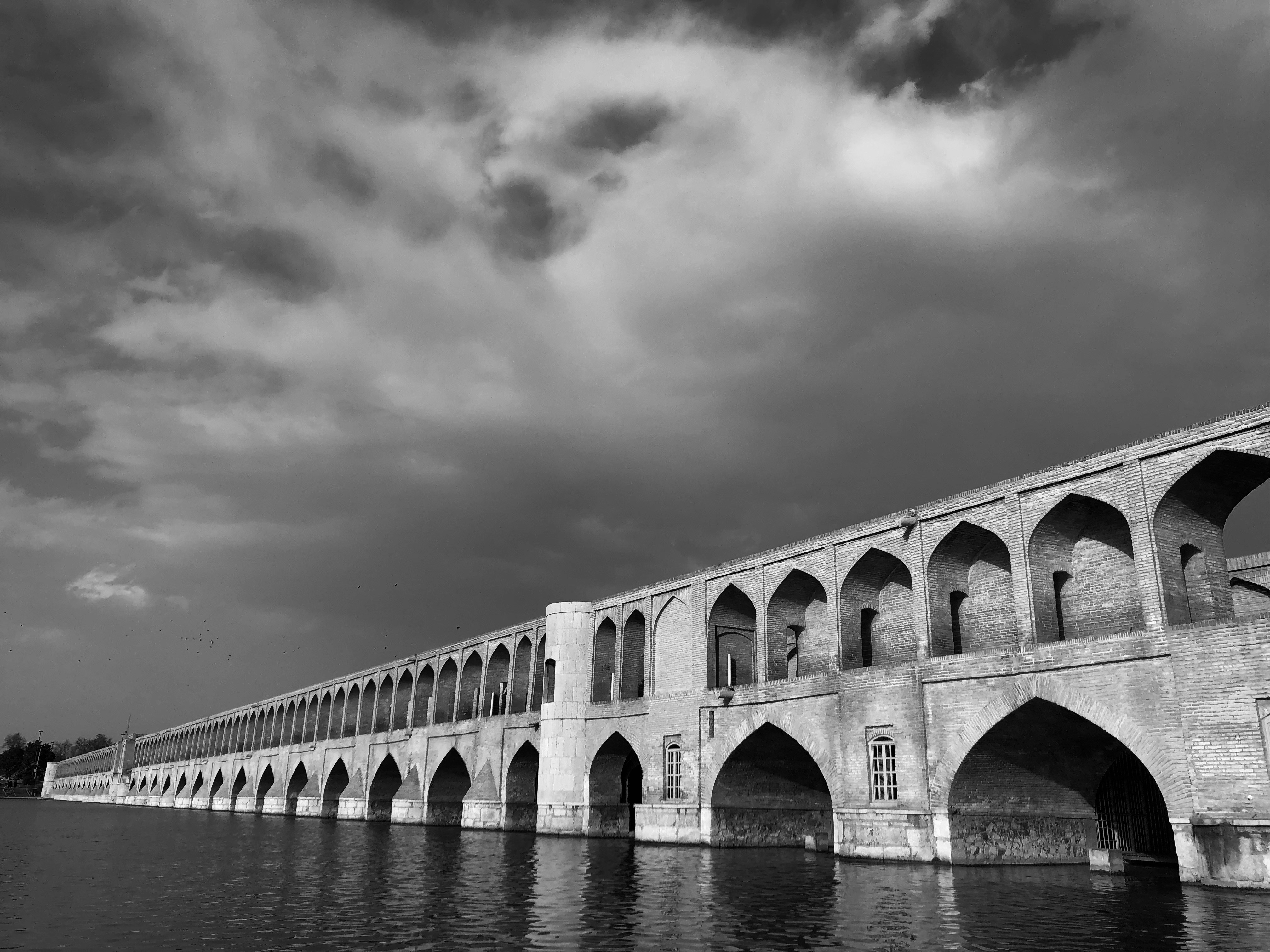 Ein Schwarz-Weiß-Foto einer Brücke über Wasser