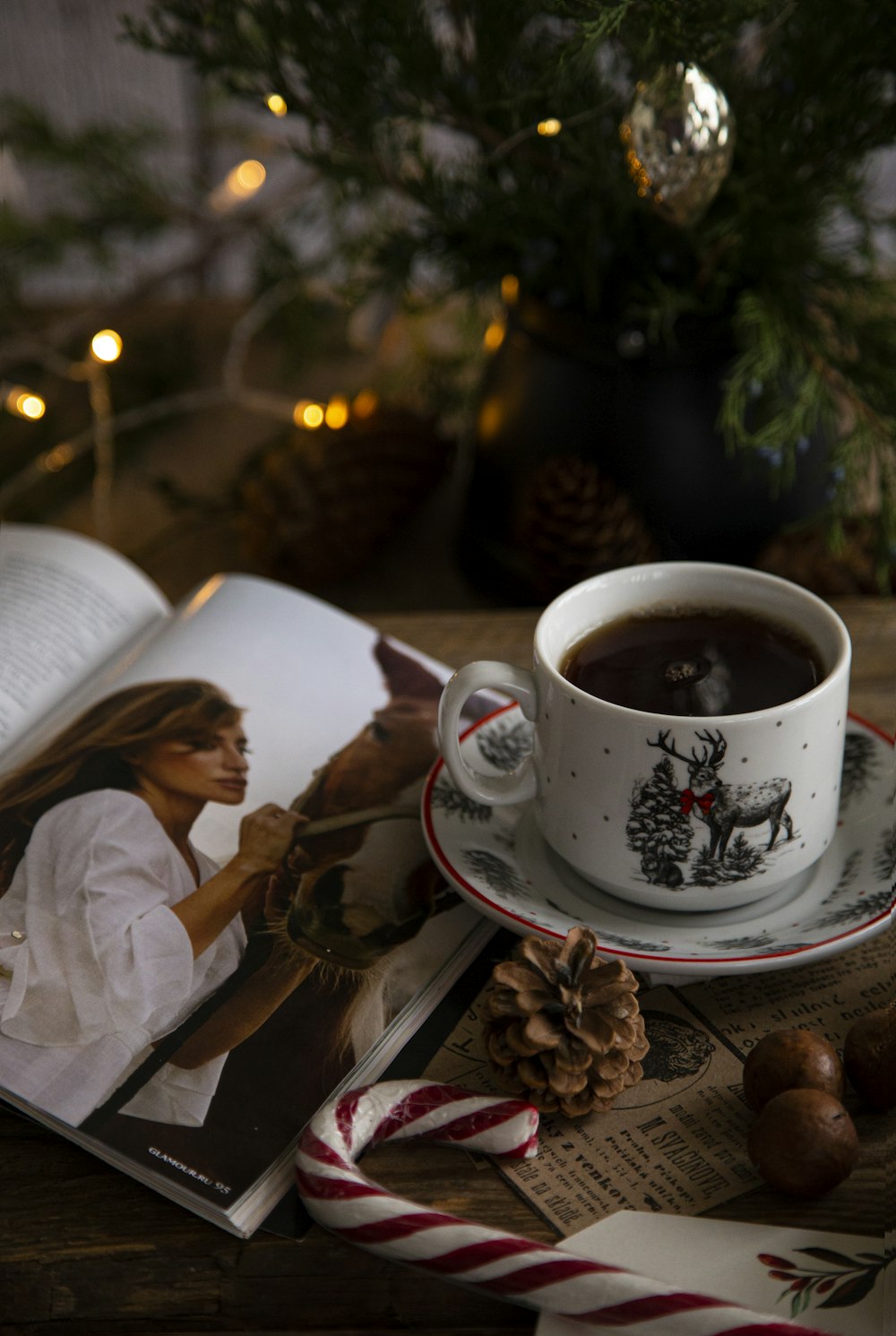 uma xícara de café e um livro em uma mesa