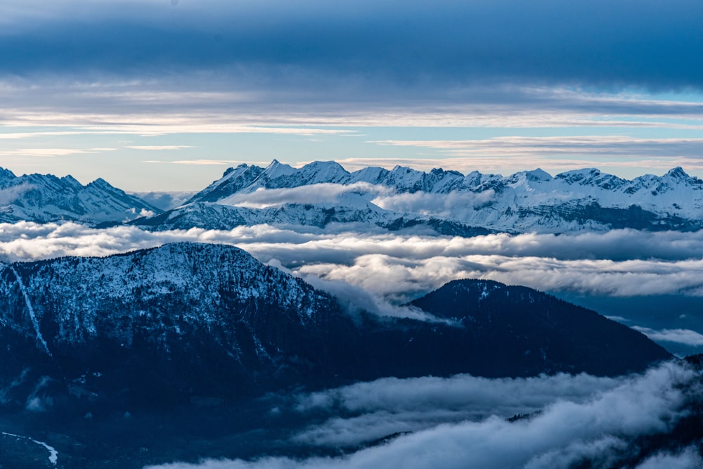 Blick auf eine wolkenverhangene Bergkette