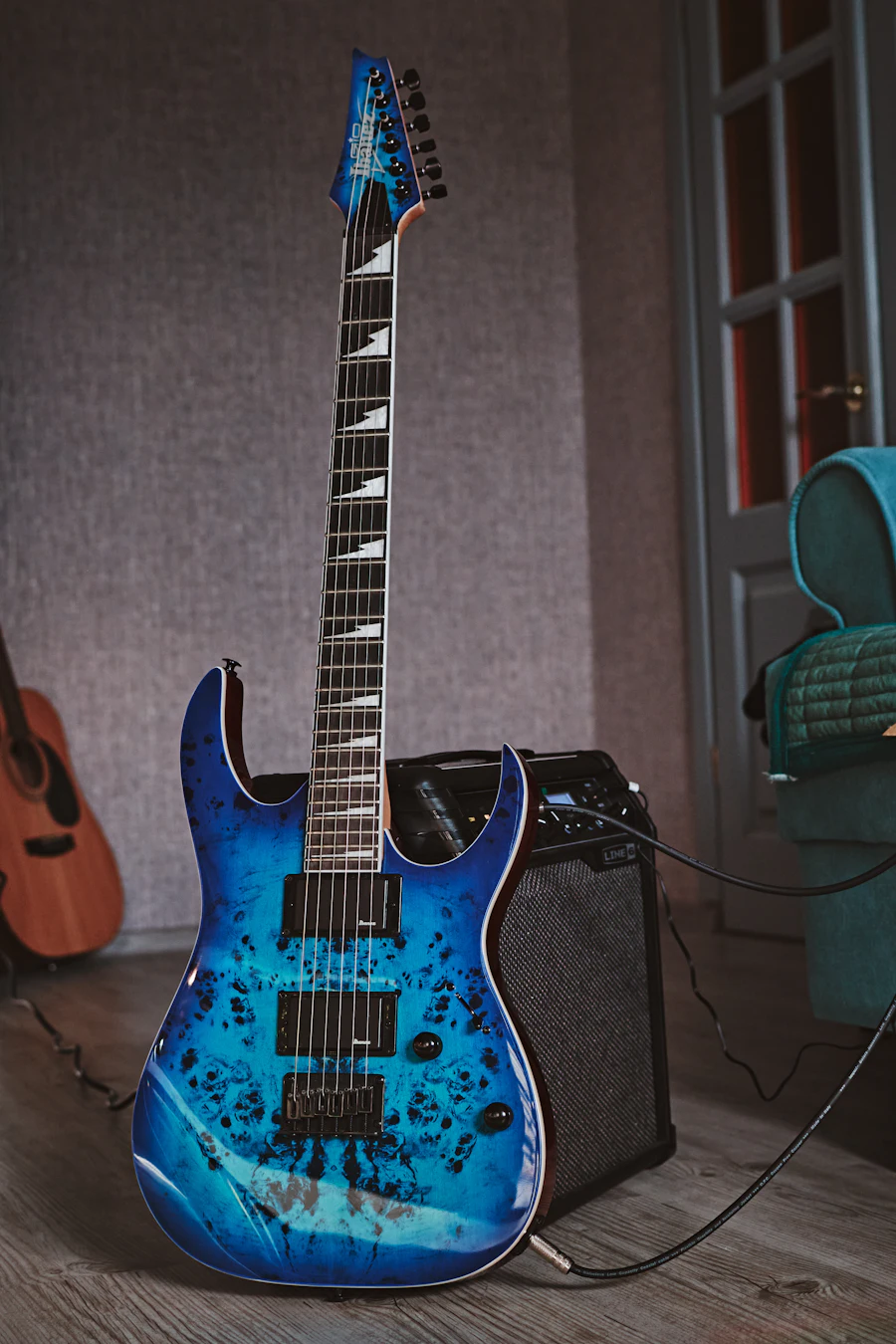 Guitarra de 7 cordas Ibanez preta em fundo escuro com iluminação de palco