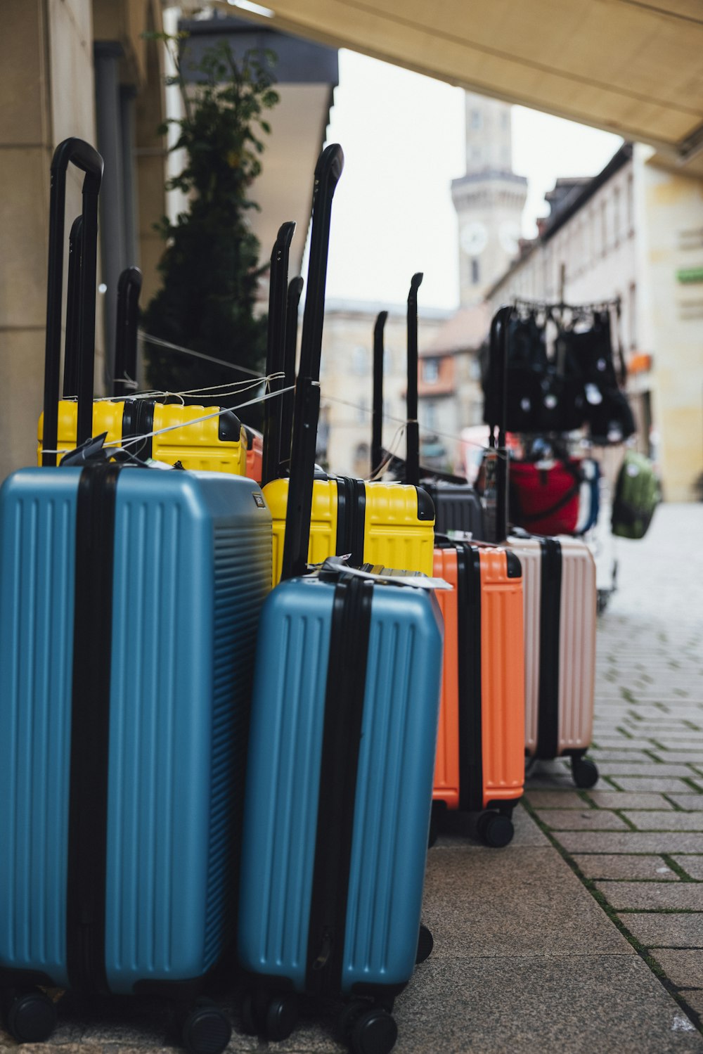 a group of suitcases are lined up on the sidewalk