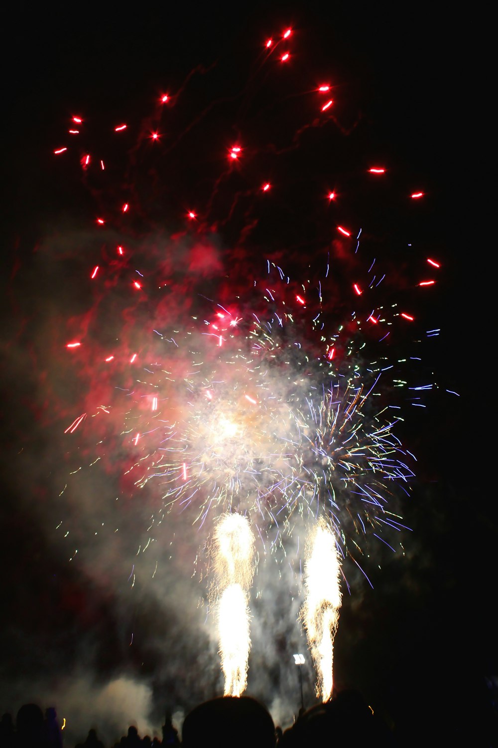 Un grupo de personas viendo un espectáculo de fuegos artificiales