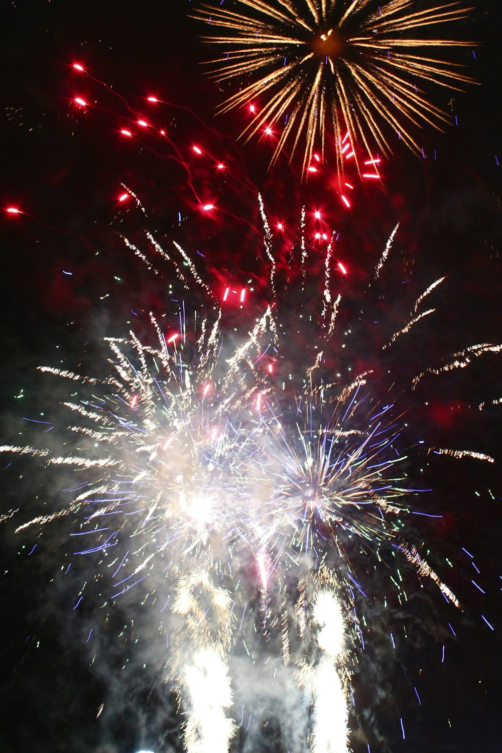 Un montón de fuegos artificiales se encienden en el cielo nocturno