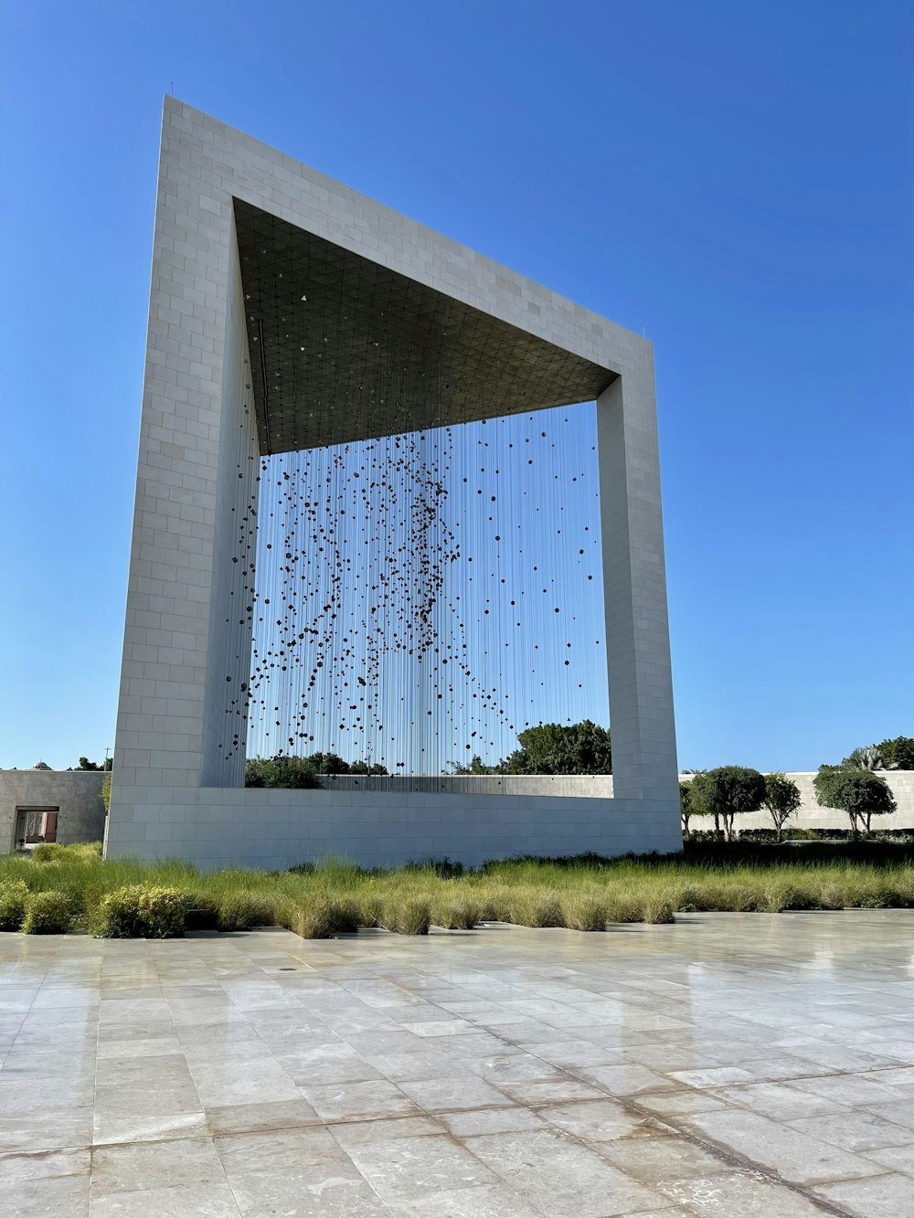 un edificio con una scultura al centro