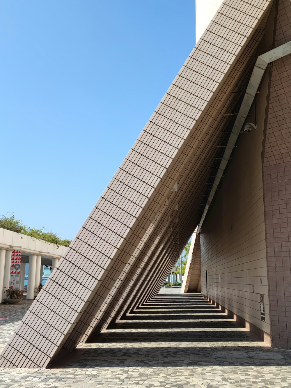 Un edificio muy alto con algunas escaleras que suben