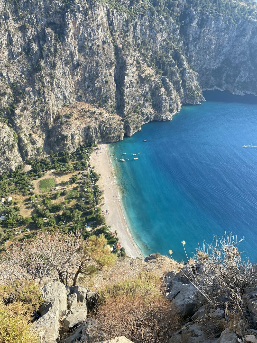 une vue d’une plage depuis une falaise