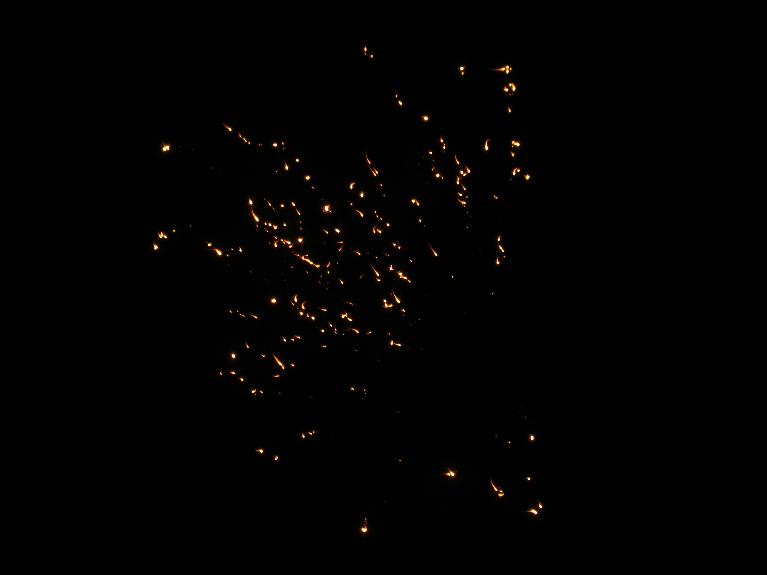 ein schwarzer Hintergrund mit einem Haufen Lichter im Dunkeln