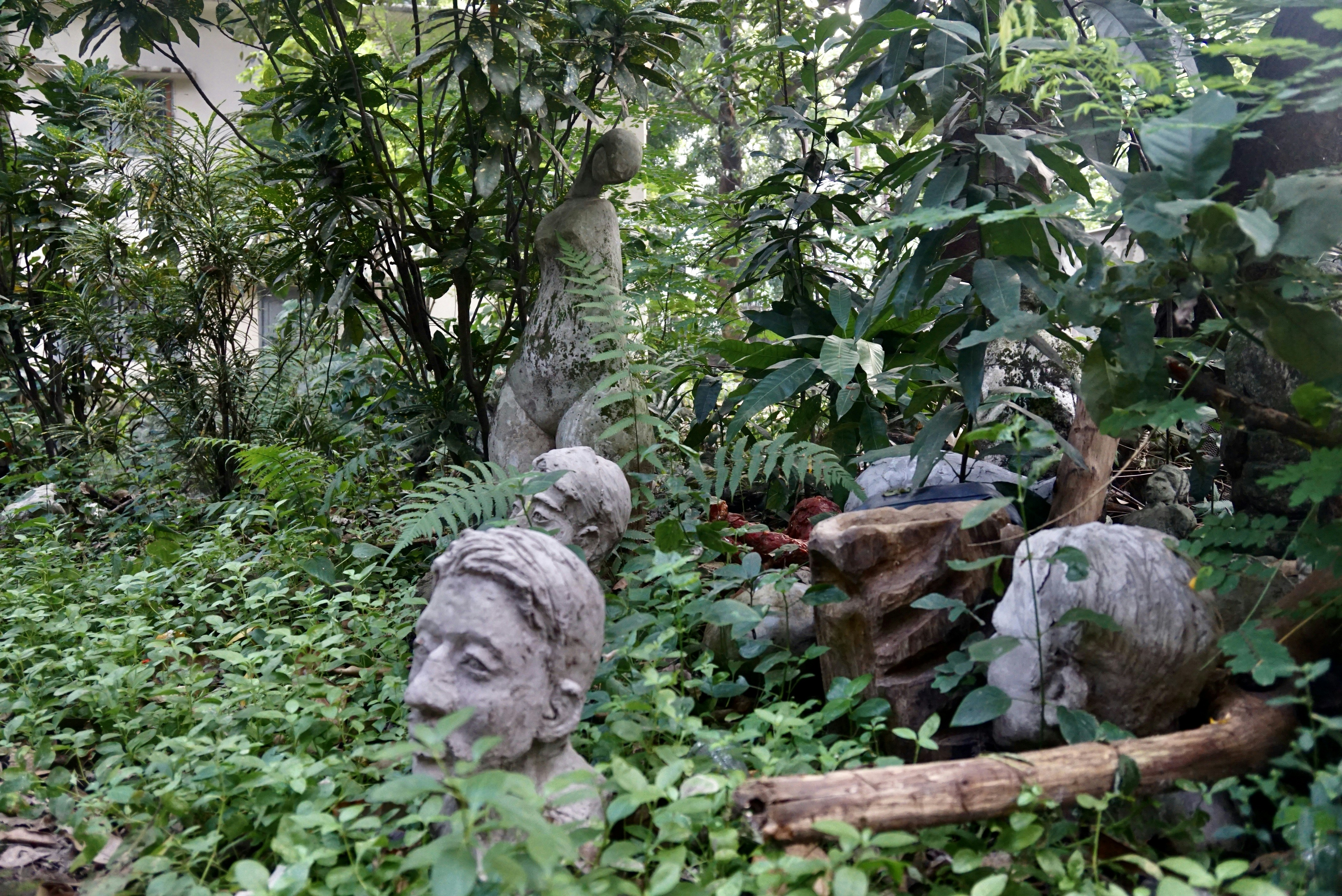 Eine Gruppe von Statuen inmitten eines üppigen grünen Waldes