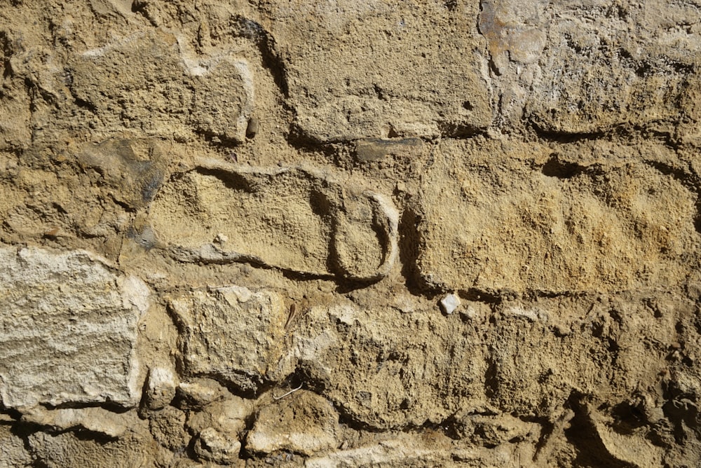 Un primer plano de una pared hecha de rocas