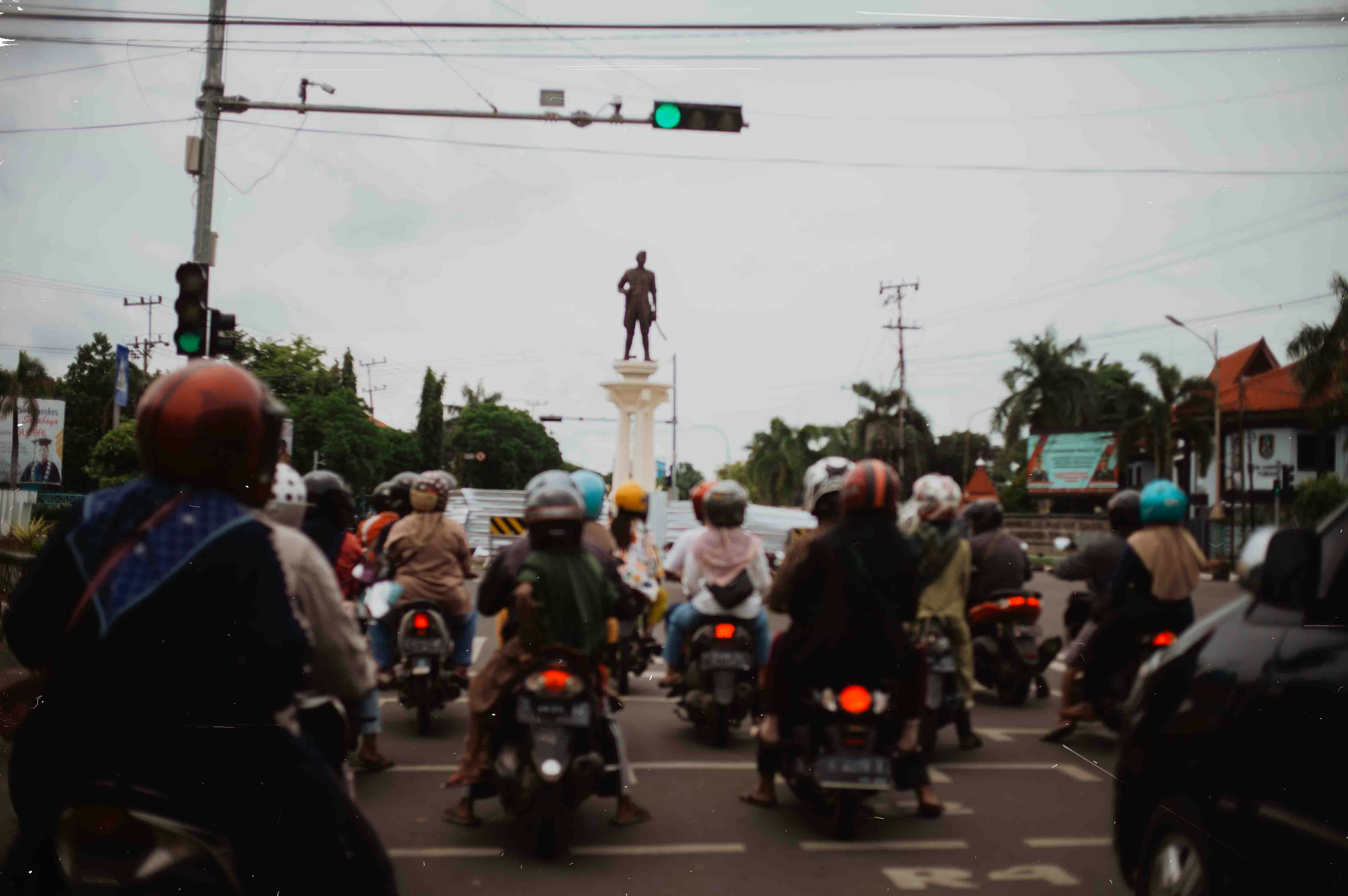 sekelompok orang mengendarai sepeda motor di jalan