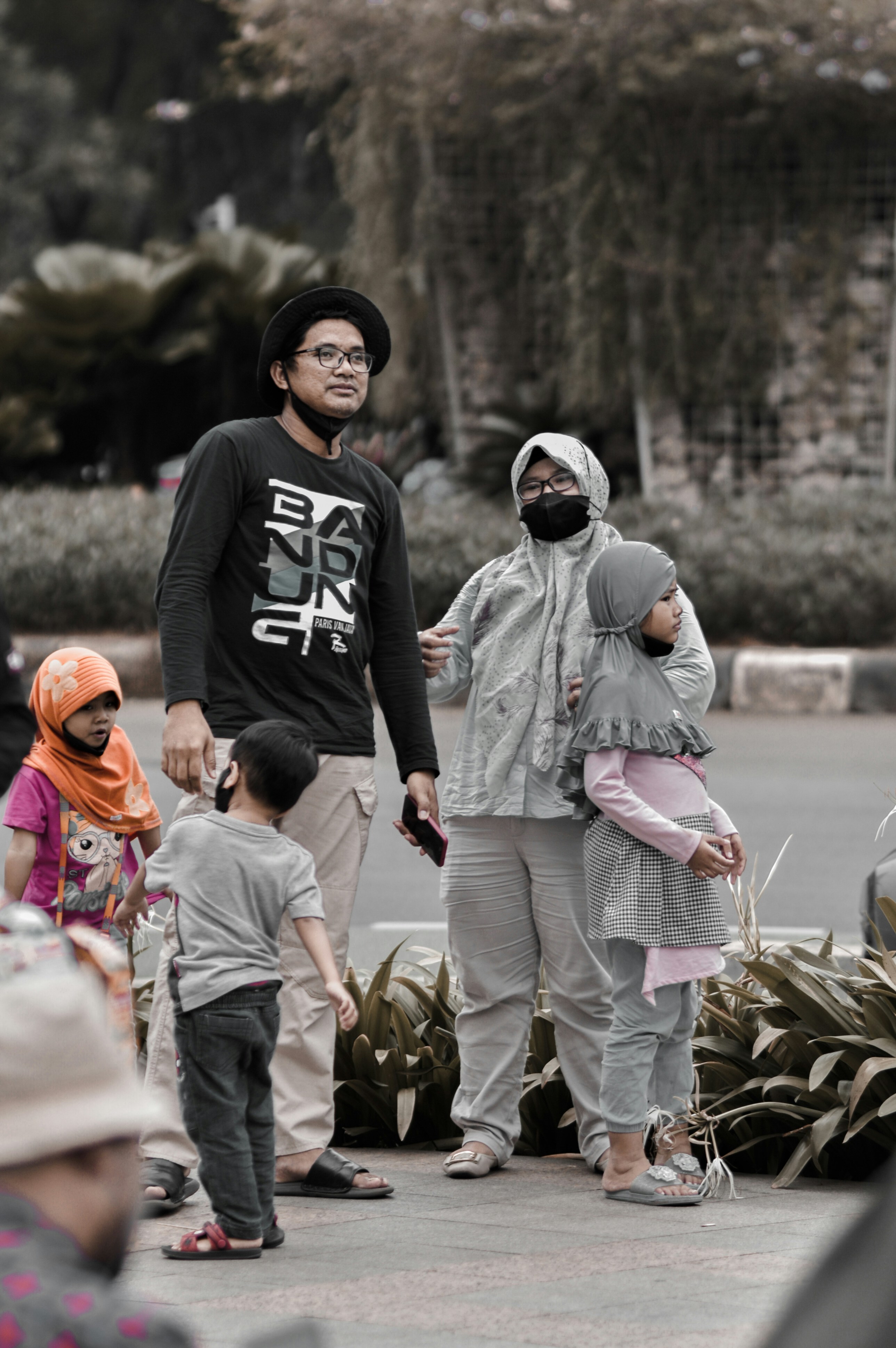seorang pria dan seorang wanita berjalan di trotoar