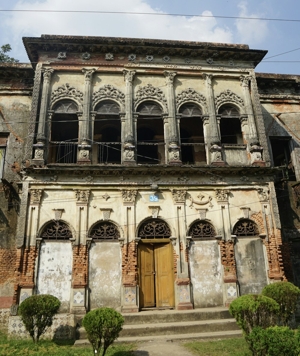 an old building with a lot of windows and doors