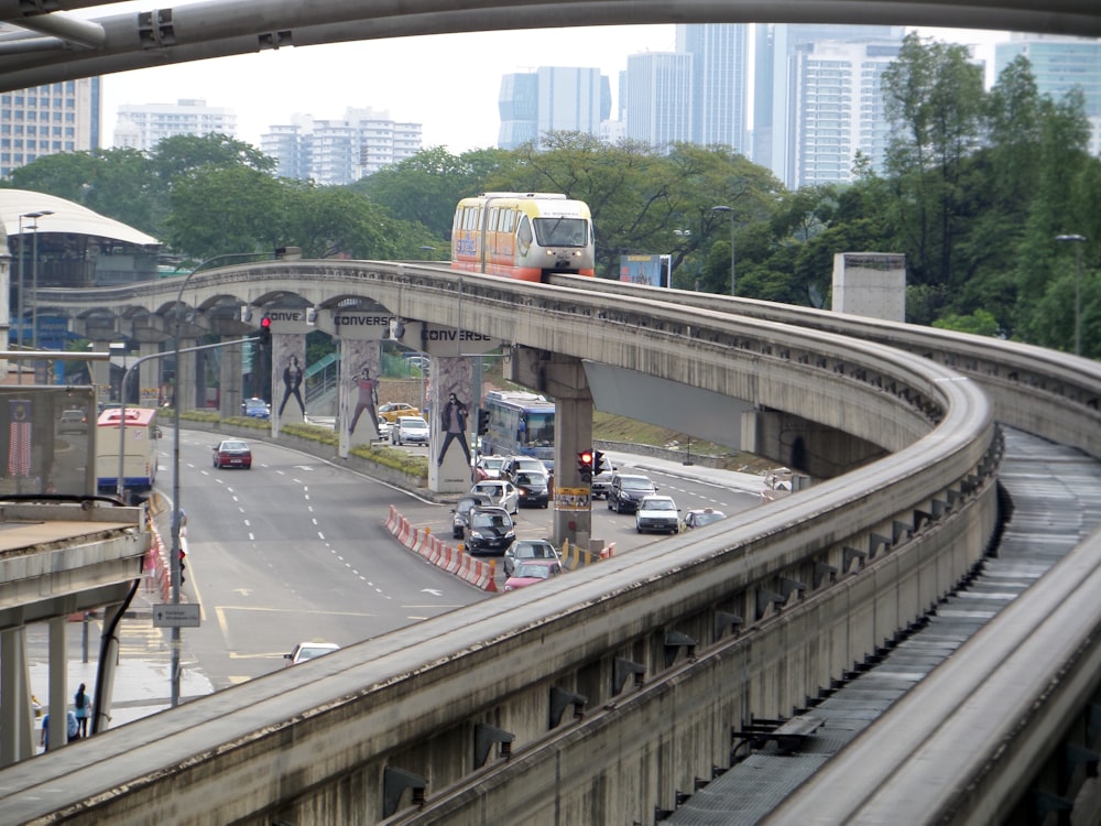 une vue d’une rue animée de la ville depuis un pont