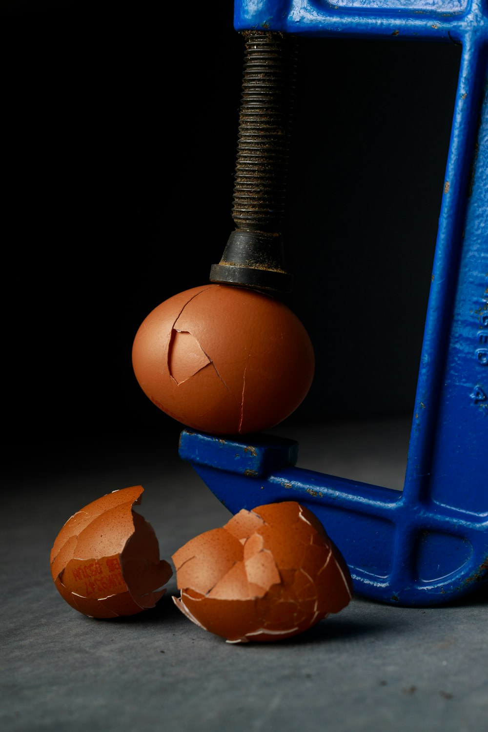Un huevo roto sentado encima de un objeto azul