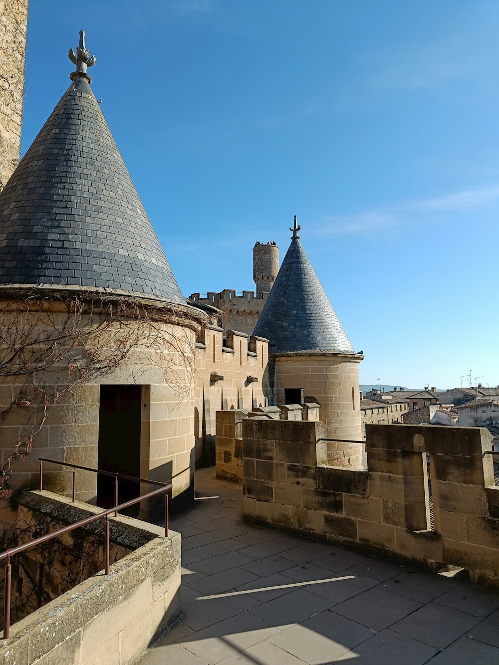 un edificio de piedra con dos torres y una cruz en la parte superior