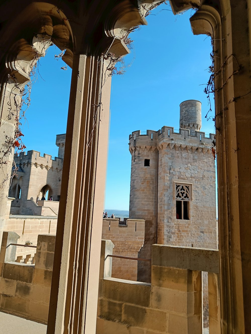 Una vista de un castillo a través de una ventana