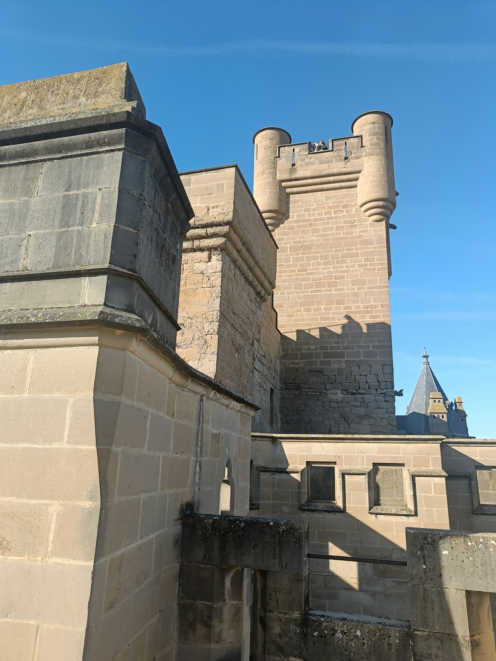Un castillo como edificio con una torre del reloj