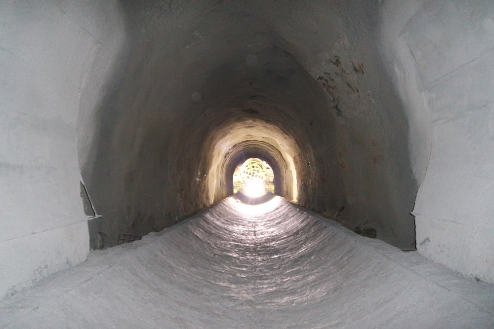 un tunnel con una luce alla fine