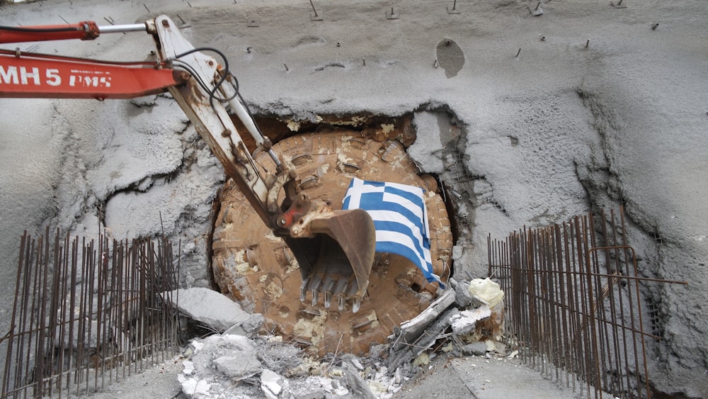 una excavadora cavando a través de un agujero en el suelo