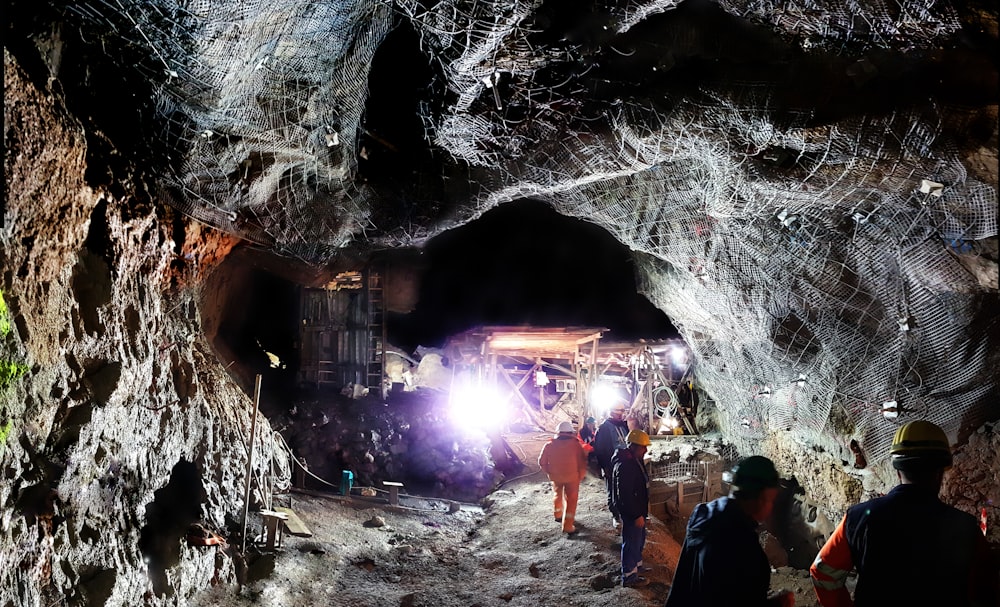 un groupe de personnes debout à l’intérieur d’une grotte