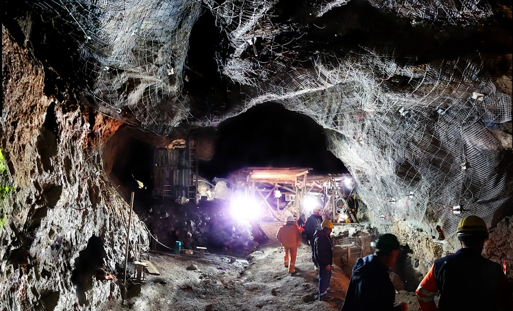 un gruppo di persone in piedi all'interno di una grotta