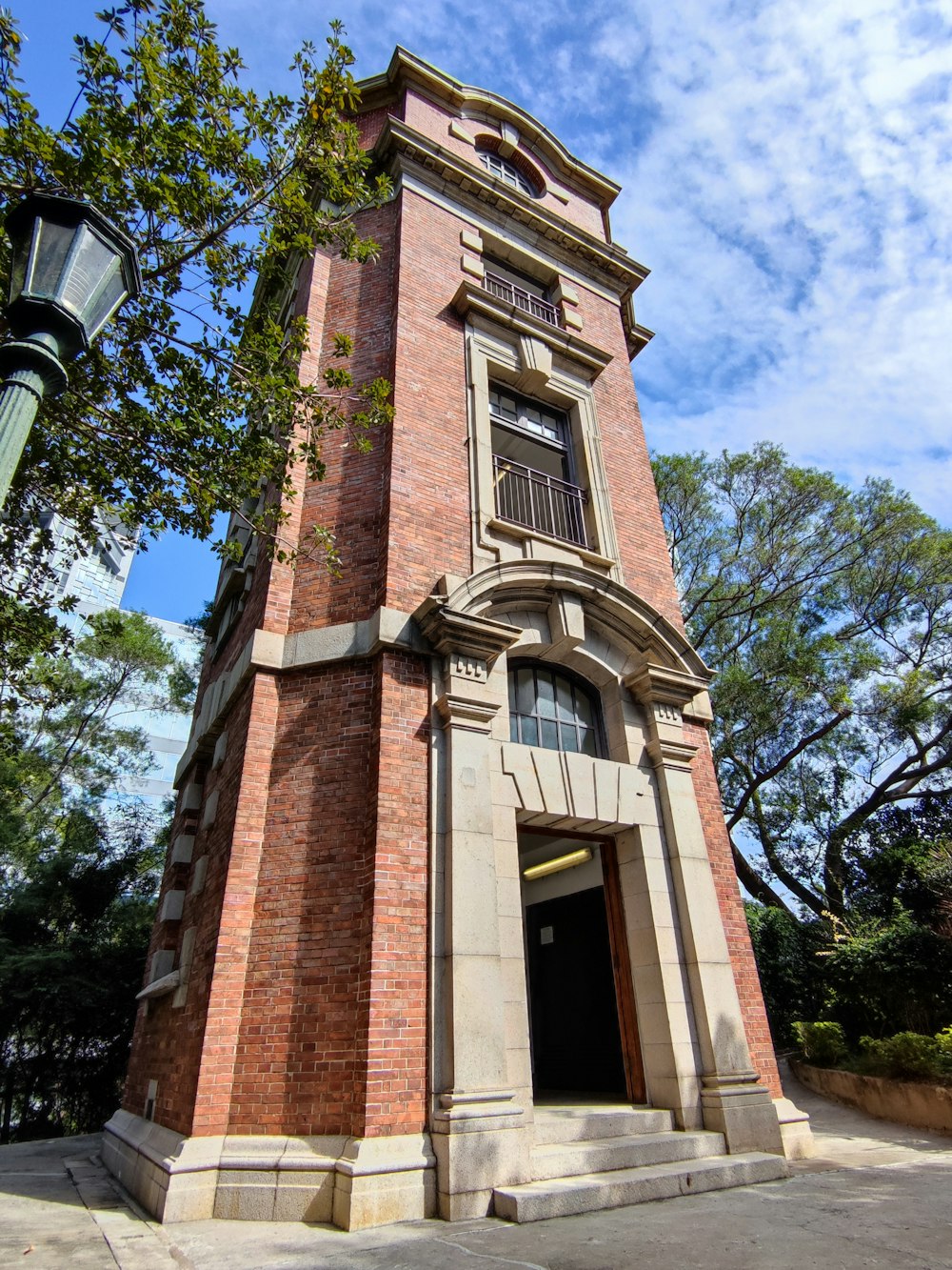 uma torre de tijolos alta com um relógio no topo dela