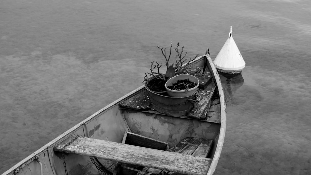 a small boat is sitting in the water