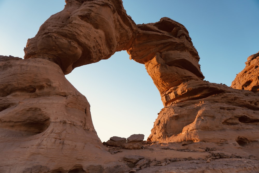 Une formation rocheuse dans le désert avec un ciel bleu en arrière-plan