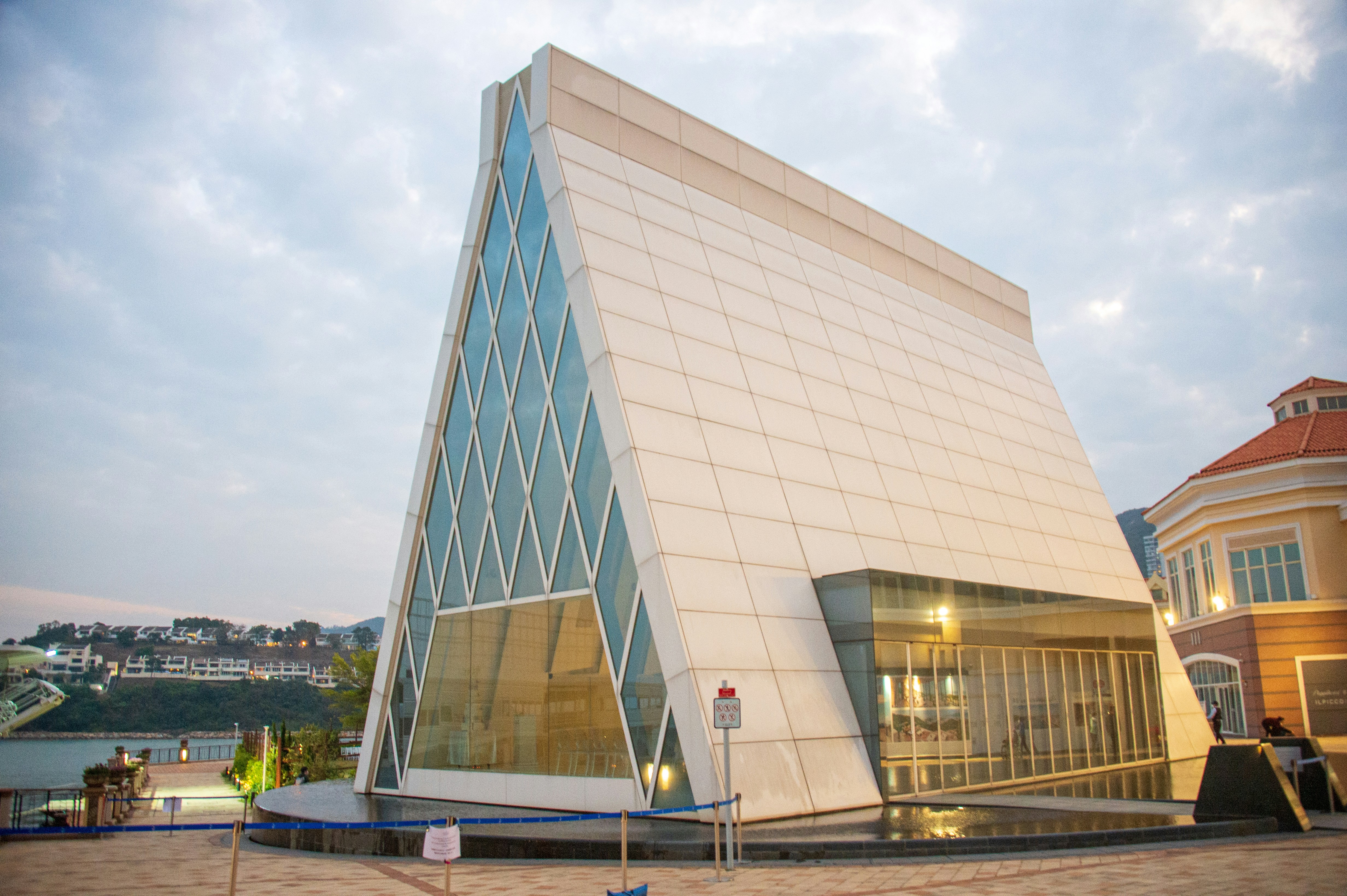A large white building sitting on top of a sidewalk