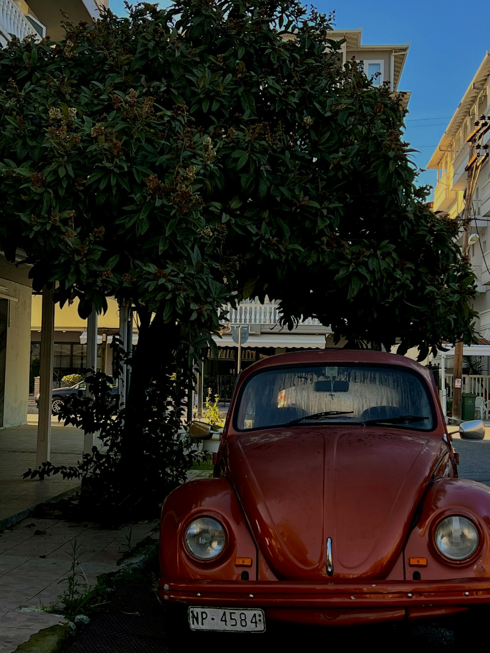 Ein rotes Auto am Straßenrand geparkt
