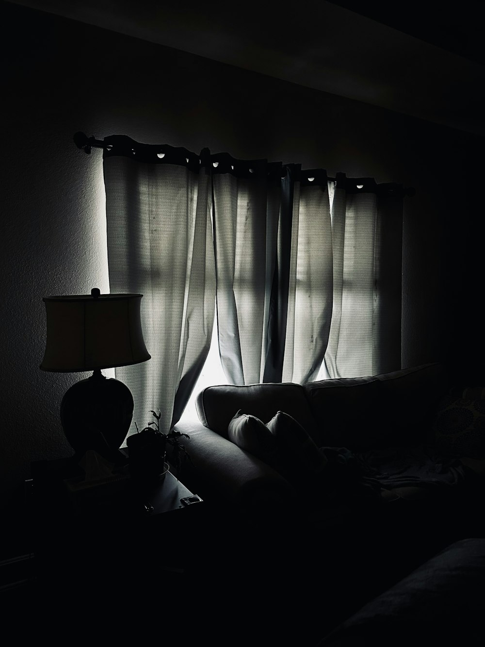 un soggiorno con divano e lampada