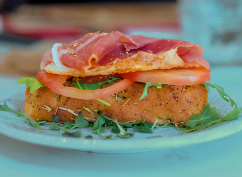 Tosta de Hogaza con Jamón Ibérico y Tomate Raf