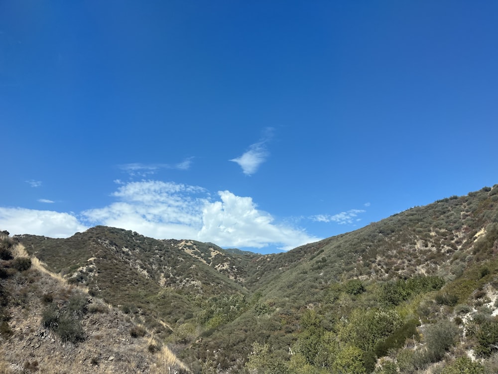 uma vista de uma cordilheira com um céu azul