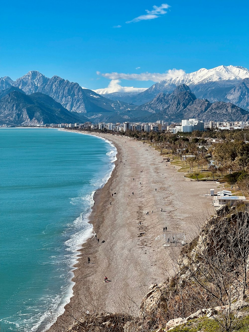 Una vista de una playa con montañas al fondo