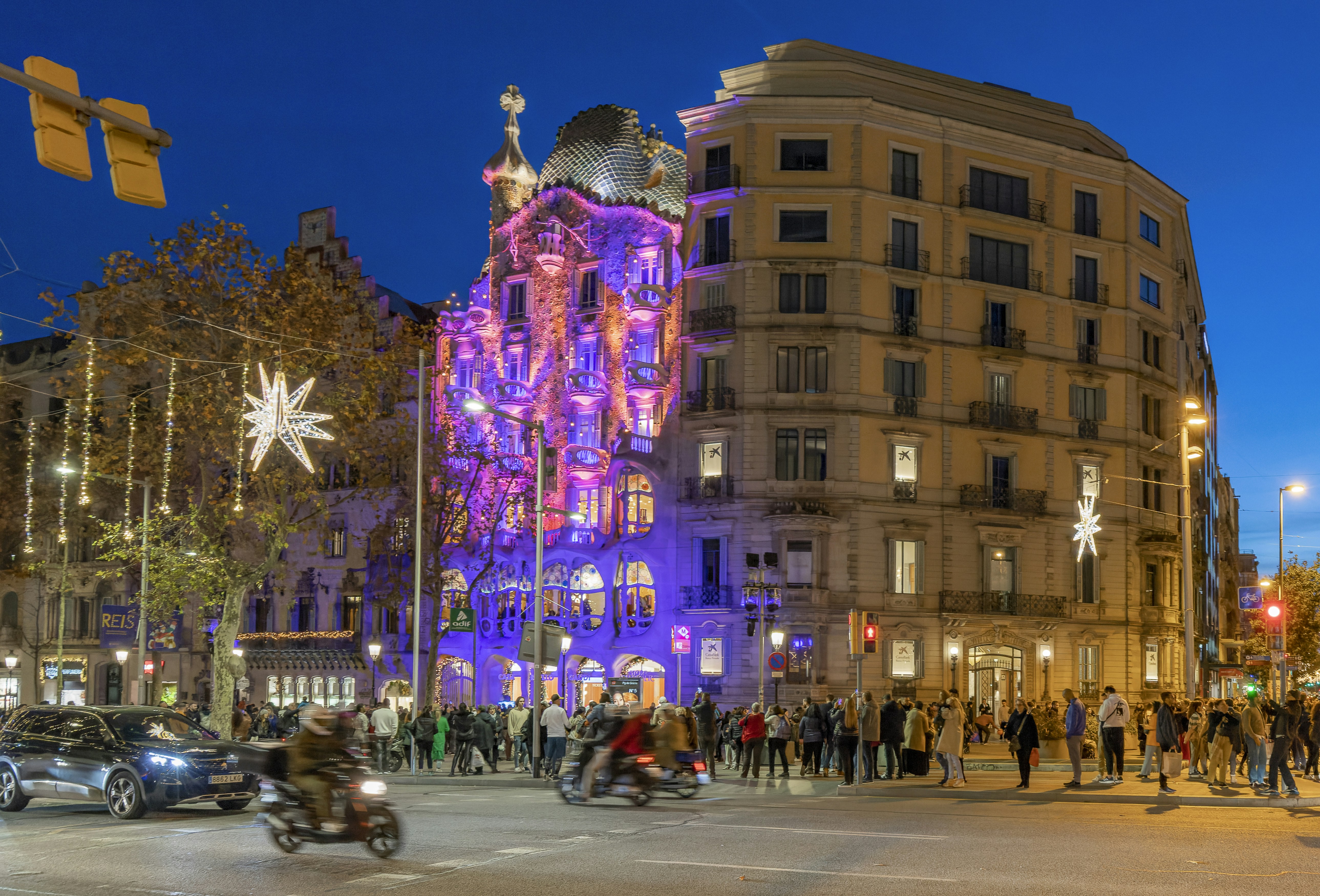 fachada iluminada casa batlló en Barcelona, España.
