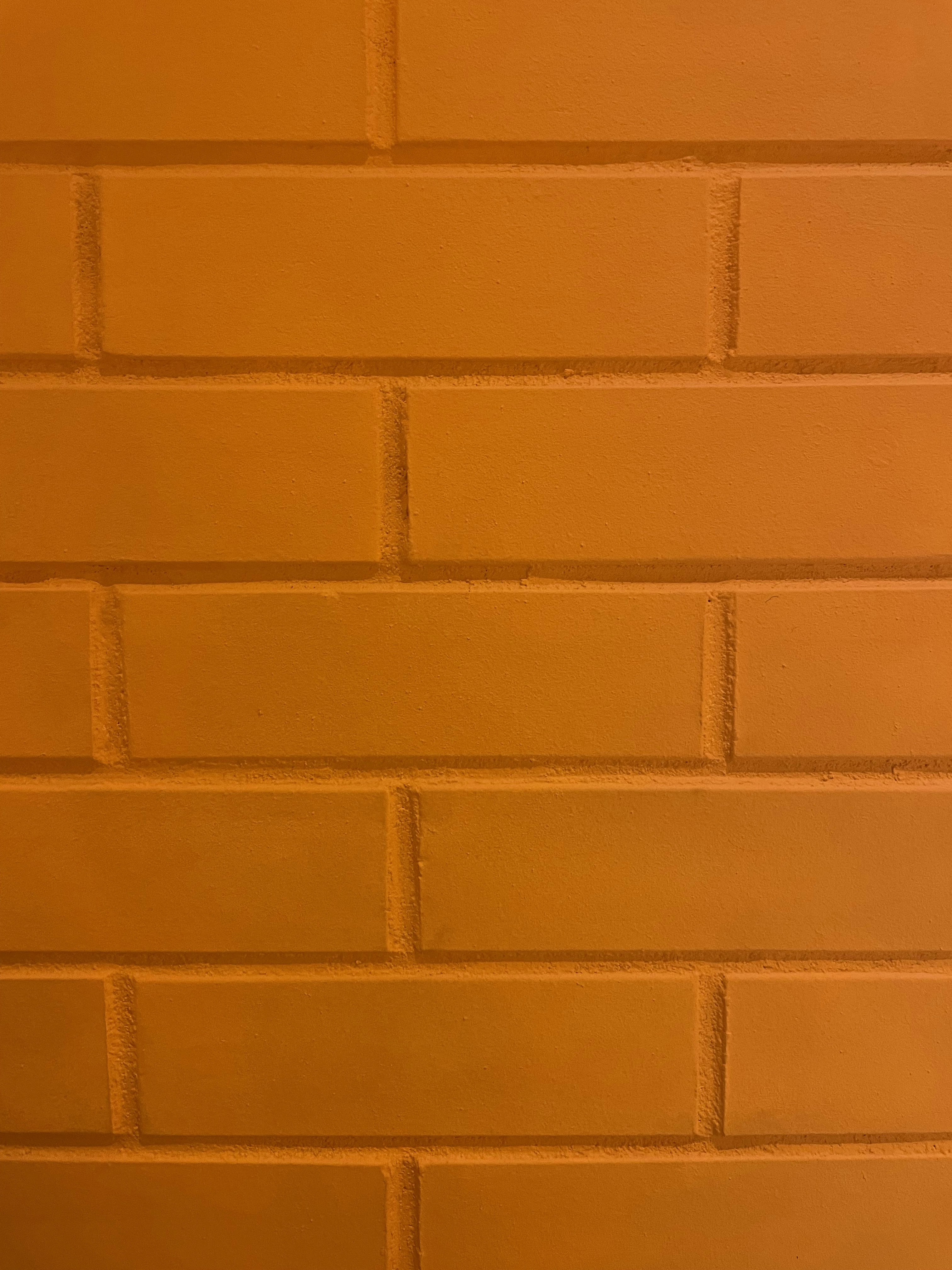 un gros plan d’un mur de briques avec une horloge dessus