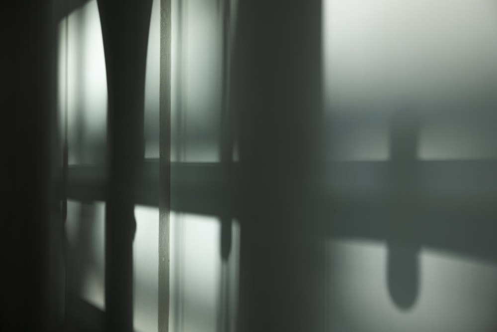uma foto borrada de uma janela com uma cortina