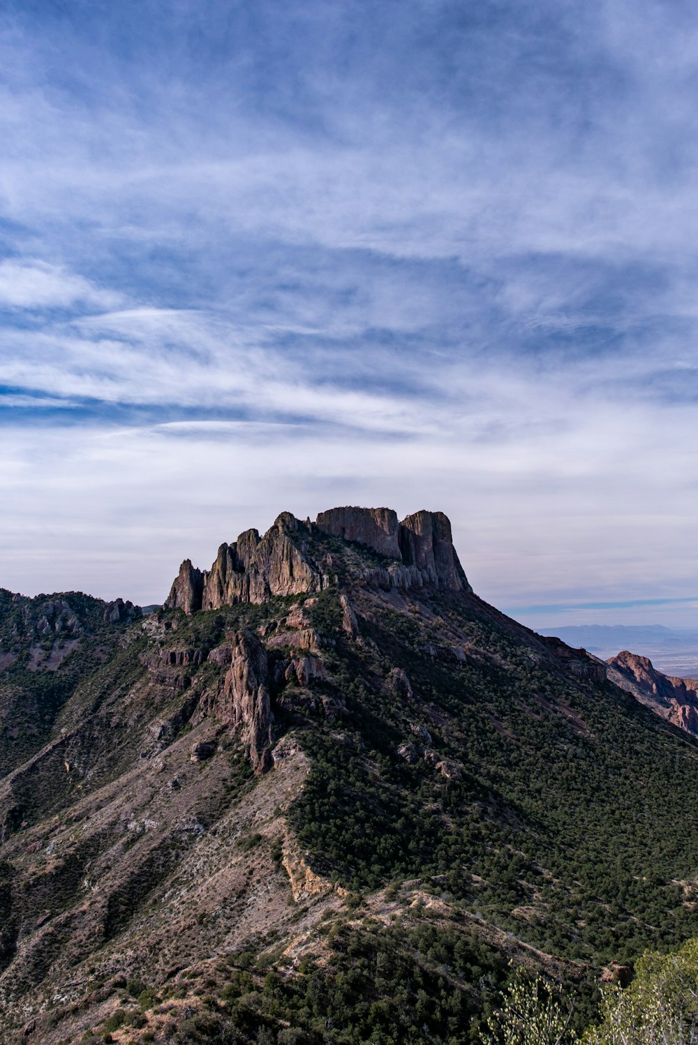 Una vista de una montaña con un fondo de cielo