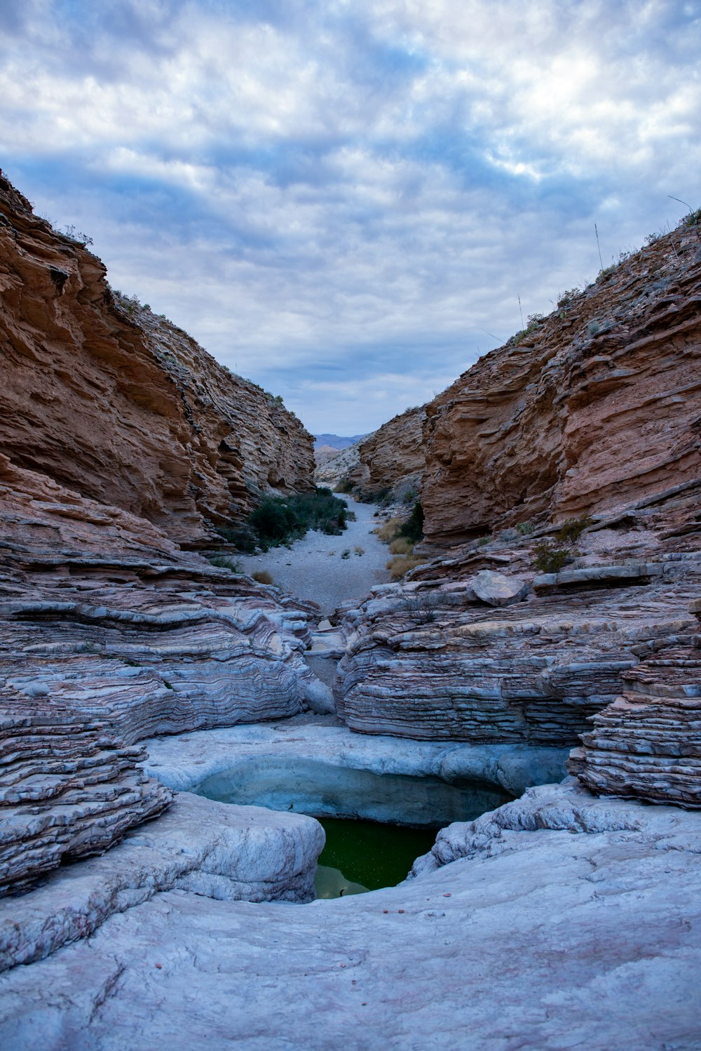 Un petit bassin d’eau au milieu d’un canyon